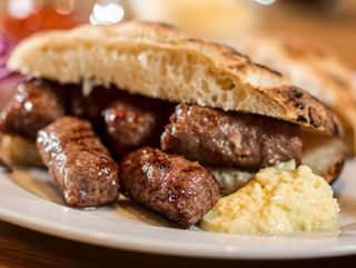 Ćevapi u lepinji pet