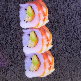 178 Uramaki de tempura langostino, salmón flameado con salsa (8 pzs.)