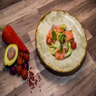 Salata cu somon si avocado