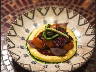 печінка курча на грилі з мамалигою та яблуком на вогні (300гр)