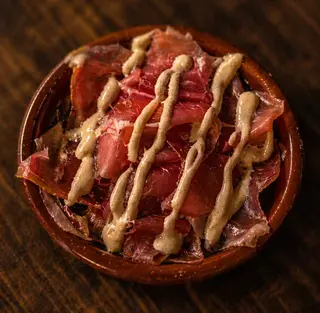 Patatas Asadas, con Provolone e Prosciutto Crudo de Parma