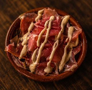 Patatas Asadas, con Provolone e Prosciutto Crudo de Parma