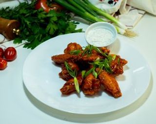 Aripioare buffalo (în sos sweet chilli), sos ranch și cartofi prăjiți