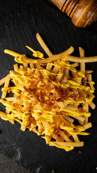 Картопля фрі з сирним соусом та карамелізованою цибулею (200г)