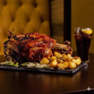 Menu stinco di maiale, patate e bibita