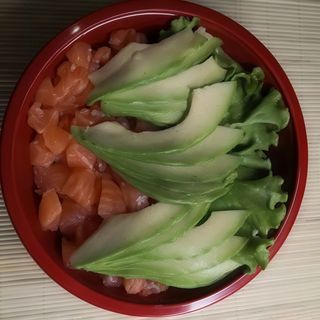 Chirashi tartare di salmone e avocado