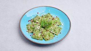 Ravioli szpinakowe z bawolą ricottą