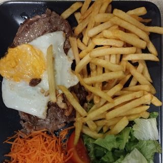 Bitoque em Prato com Ovo