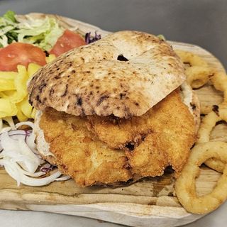 Pohani pileći file u lepinji//fried chicken fillet in bun