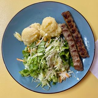 2 броя кебапчета с гарнитура (400г)