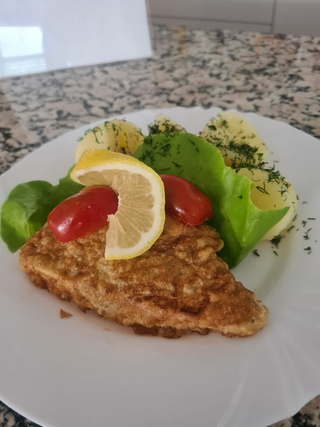 Ryba zębacz świeży filet bez skóry 200 g  smażony, frytki, surówka