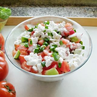 SALATA DE VARA CU BRANZA RASA