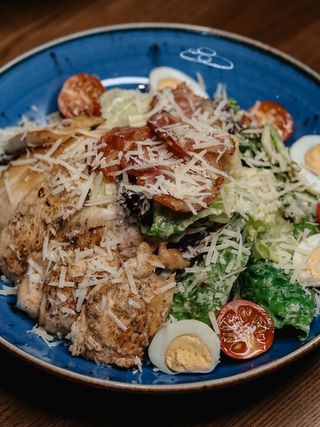 Салат Цезар з куркою та беконом (250г)