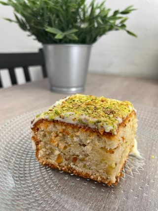 Porción de bizcocho de pistacho con glaseado  de vainilla