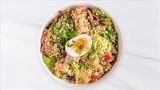 Салат с тунцом, фасолью, картофелем, томатами, шпинатом и яйцом