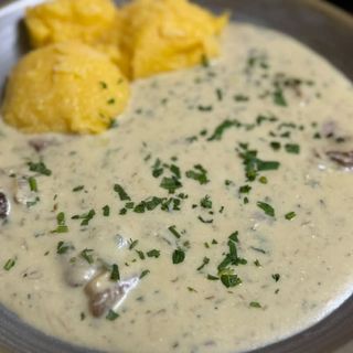 Muschi de porc cu ciuperci si sos de smantana