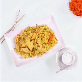 186. Пържен ориз с пилешко и къри (450г)