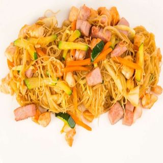 Spaghetti giapponesi con verdure e pesce