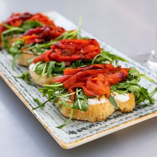 Bruschete cu cremă de brânză și ardei copți