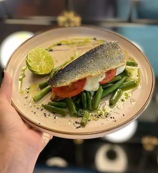 Сибас с Моцареллой и томатами 