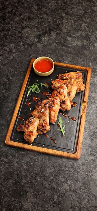 ქათმის ფრთები ჩილის სოუსით