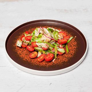 Catalana di polpo e gamberi con sedano e pomodorini