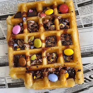 Gofre Con Chocolate Y Lacasitos