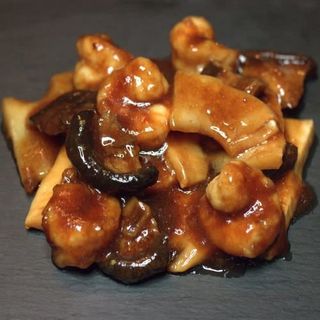 Gambas con bambú y setas