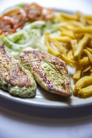 Pechuga De Pollo Con Patatas Y Ensalada