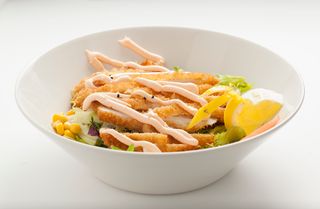 Ensalada de pollo frito