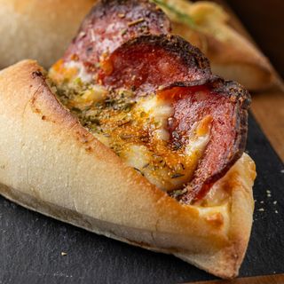 Pão de Alho com Mozarela e Pepperoni