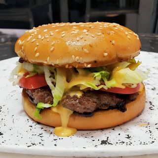 Бургер с говяжьей котлетой