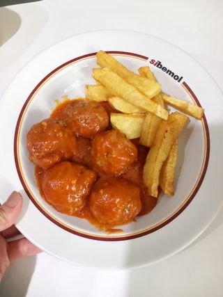Albóndigas Con Salsa De Tomate Y Patatas Fritas