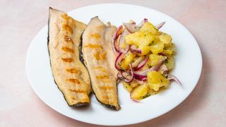 File dimljene pastrmke sa krompir salatom