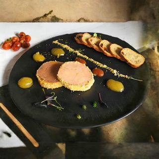 Foie mi-cuit con dulces y pan de pasas
