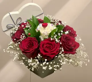 Кутия сърце с червени рози (8бр) и бяла роза (1бр)