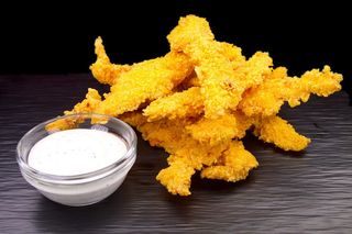 Хрупкави пилешки хапки с млечен чеснов сос (250г)