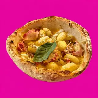Gnocchi carbonara en cesto de pizza