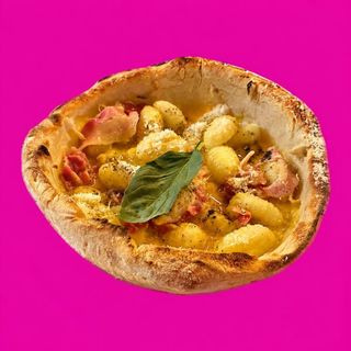 Gnocchi carbonara en cesto de pizza