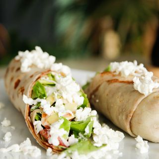 9.Clătită avocado, salată, feta, roșii