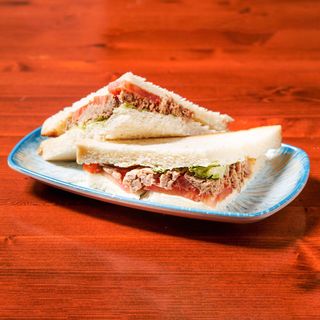 Tramezzino con maionese, insalata, pomodoro e tonno