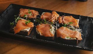 ორაგული ნივრიანი კარაქით და შავი გახუხული პურით