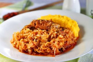 Varza calita cu carne porc sau carnati