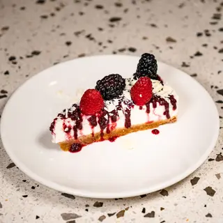 Cheescake ai frutti di bosco con scaglie di cioccolato bianco