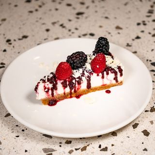 Cheescake ai frutti di bosco con scaglie di cioccolato bianco