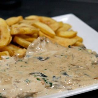 Pechuga De Pollo Con Salsa De Champiñones