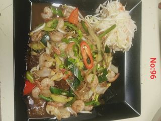 Makaron sojowy z krewetkami koktajlowymi