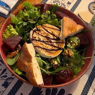 Keçi peynirli salata