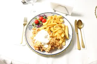 Snitel  Borzoska cu cartofi prajiti, salata de varza si sos de usturoi