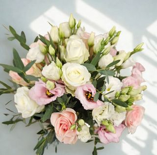 Bukiet z róż i eustomy